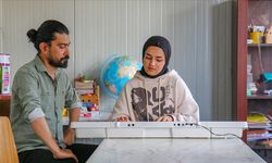 Depremde piyanosu kırılan Ceren konteyner kentte orgla yeniden müziğe başladı