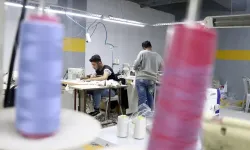 Depremzede tekstilciler, otoparka kurulan atölyelerde tezgahlarının başına geçti