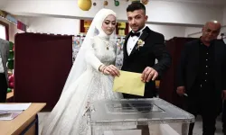 Oy kullanmaya gelinlik ve damatlıkla geldiler