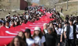Ihlara Vadisi'nde 2023 genç, 3 bin metrekarelik Türk bayrağı açtı