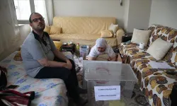 Diyarbakır ve Siirt'te hasta veya engelliler ekiplerin yardımıyla oylarını kullandı