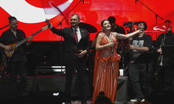 Melek Mosso'ya sahnede sarılıp şarkı söyleyen AK Partili Belediye Başkanına Büyük Tepki