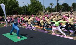 Büyükçekmece’de yüzlerce kadın yoga yaptı