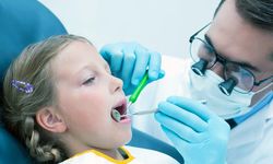Çocukların diş bakımında ebeveynler istikrarlı olmalı
