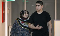 Depremzede anne oğul, hastane odasında birlikte ayağa kalktı