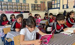 İlkokul öğrencileri "Küçük Kalemler Büyük Hayaller" kitabına imza attı
