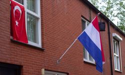 Hollanda'da binlerce lise öğrencisi, mezuniyetlerini bayrak ve çanta asarak kutladı