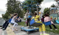 Kütahyalı çocukların Selim amcası 30 yıldır seyyar salıncağıyla eğlendiriyor