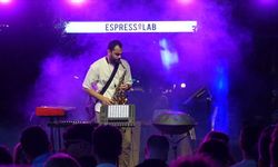Çoklu enstrüman sanatçısı Ash, Espressolab Roastery'de konser verdi