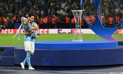 UEFA Şampiyonlar Ligi kupası İlkay Gündoğan'ın ellerinde yükseldi