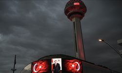 Atakule, Cumhurbaşkanı Erdoğan'ın yeniden göreve başlaması nedeniyle Türk bayrağı renkleriyle ışıklandırıldı
