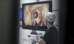 Göz hekimleri canlı yayında 70 göz ameliyatına imza atacak