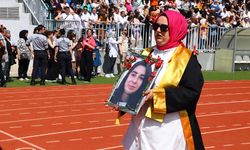 Mezuniyet töreninde öğrenciler depremde hayatını kaybeden arkadaşlarının fotoğrafıyla yürüdü