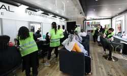 L'Oreal'in mobil güzellik servisleri tırı deprem bölgesindeki kadınlarla buluştu