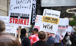 Hollywood'daki şartlar nedeniyle grev yapan senaristler Los Angeles'ta protesto düzenledi
