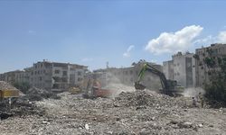 Hatay'da ağır hasarlı binaların yıkımına devam ediliyor