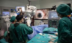 Türk doktorların Ankara'daki göz ameliyatı İtalya'da canlı izlendi