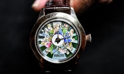Türk sanatçı "ustalık eseri" olarak Papa'ya özel saat tasarladı
