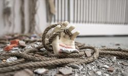 Depremin hissettirdiklerini sanatıyla anlattı