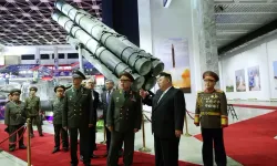 Kuzey Kore: Kim Jong Un, Rusya Savunma Bakanı Shoigu'ya füzeleri gösterdi