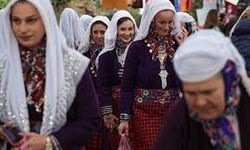Osmanlı döneminden kalma kıyafetleri yaşatmaya çalışıyor