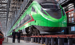 Fuxing treni, 453 kilometre hıza ulaşarak rekor kırdı