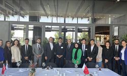 Akfen Holding Yönetim Kurulu Başkanı Hamdi Akın, TİKAV bursiyerleriyle buluştu