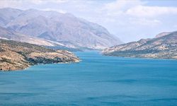 Özbekistan’da Çarvak Barajı, sıcaklardan bunalanların tercih ettiği yerlerin başında geliyor