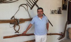 Anne babasından yadigar eşyaları köyünde yaptırdığı evde sergiliyor