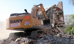 Hatay'da ağır hasarlı binaların yıkımı devam ediyor