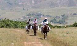 Muş'ta berivanlar, hayvanları sağmak için ATV ve atlarla yaylaya çıkıyor