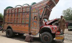 Pakistan'da kamyonlar, ustaların elinde rengarenk "sanat eserlerine" dönüşüyor