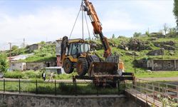 Ardahan'da yeniden alabalık yaşamı oluşması için dereden kamyonlarca çöp ve balçık çıkarıldı