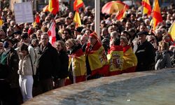 İspanya'da aşırı sağcı Vox, "düzensiz göçmenleri göndermeyi" ve "camileri kapatmayı" vadetti