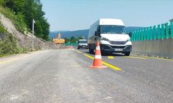 D-100 kara yolu Bolu Dağı geçişinde meydana gelen heyelan nedeniyle ulaşım kontrollü sağlanıyor