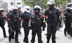 Fransa’da kardeşi jandarma aracında ölen siyahi genç, kendisini darbeden polisten şikayetçi olacak