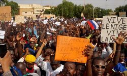Nijer'de darbe destekçileri cuntanın çağrısıyla sokağa indi