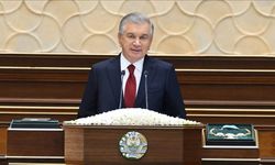 Özbekistan'da cumhurbaşkanı seçimini kazanan Mirziyoyev, yemin ederek görevine başladı