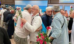 Almanya'da kutsal topraklardan dönen Türk hacılar güllerle karşılandı