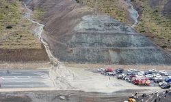 Erzincan-Sivas kara yolu heyelan nedeniyle ulaşıma kapatıldı