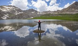 Tunceli'nin buzul göllerini görmek için 3 bin rakımlı bölgeye tırmanıyorlar