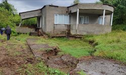 Samsun'un Salıpazarı ilçesinde zemininde kayma oluşan 3 ev tahliye edildi