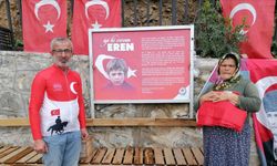 Şehitler anısına bisiklet yolculuğu yapan Kotluk, Eren Bülbül'ün annesine Türk bayrağı hediye etti