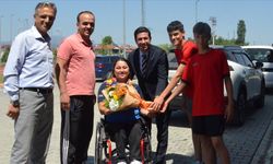 Dünya şampiyonu para okçu Merve Nur Eroğlu, çiçeklerle karşılandı