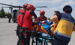 Aladağlar'da tırmanış sırasında ayak bileği kırılan dağcı, askeri helikopterle kurtarıldı