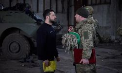 Zelenskiy, Bahmut yakınlarındaki Ukrayna askerlerinin mevzilerini ziyaret etti