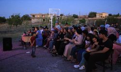 Belgeseli hazırlanırken ölen çerçi Mehmet'in hayatı köy meydanında beyaz perdeye yansıtıldı