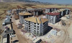 Adıyaman'da kaba inşaatı biten deprem konutlarında dış cephe çalışmalarına başlandı