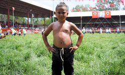 Yaşı tutmayan minik pehlivan kispetiyle çayırın gerisinde gelecek yılın hayalini kuruyor