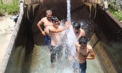 Antalya'da sıcaktan bunalan kamyon şoförleri "dorse havuz"da serinliyor
